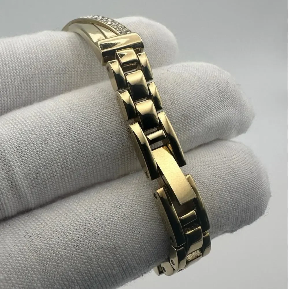 Armitron watch details